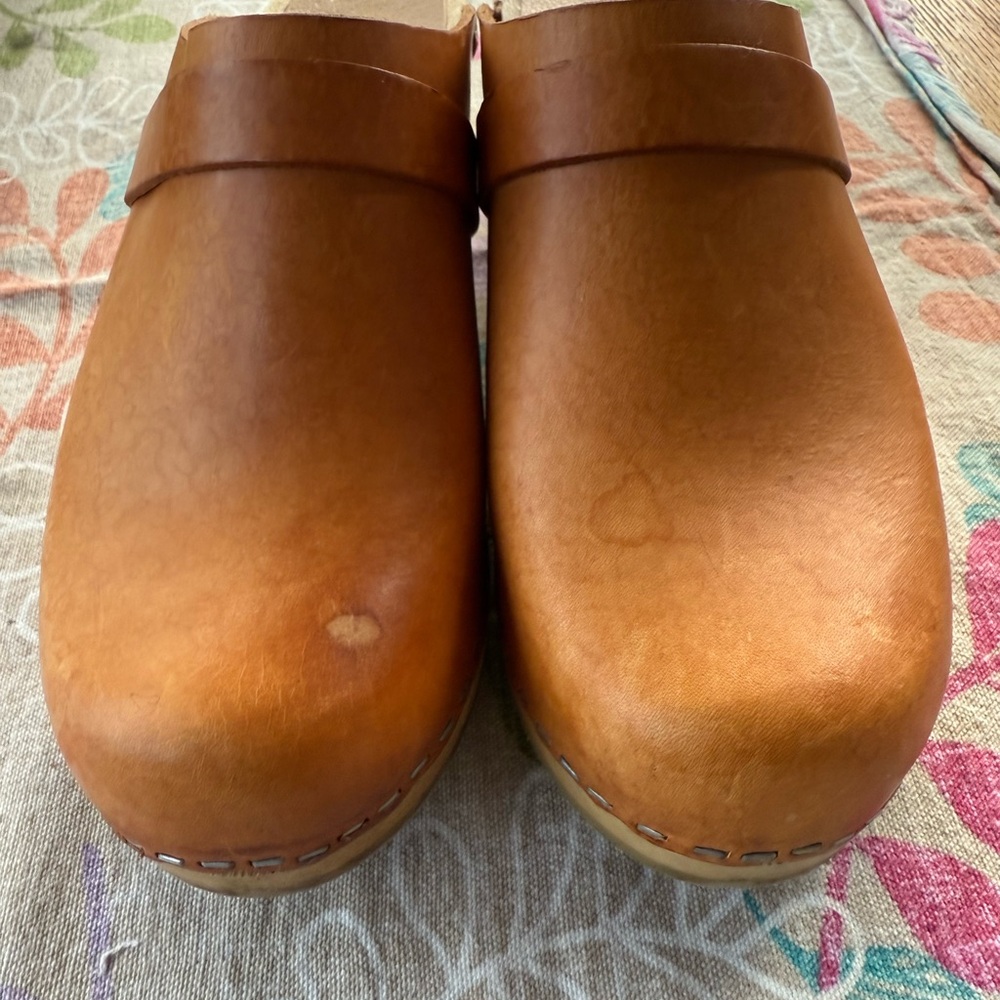 Sandgren light brown leather clogs, size 38.